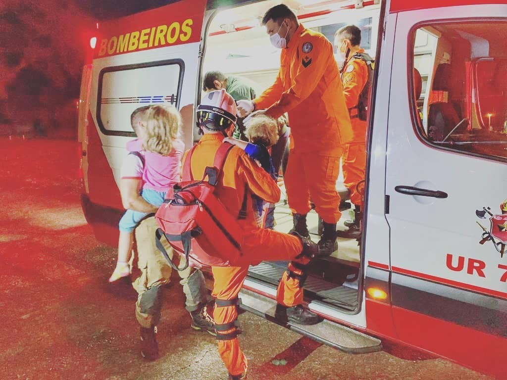 Criança é resgatada em incêndio pelo mesmo bombeiro que a salvou de um afogamento em 2020 (Foto: Reprodução/Instagram)