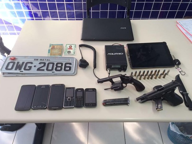 Armas e munições também foram encontradas (Foto: Divulgação / Polícia Militar)