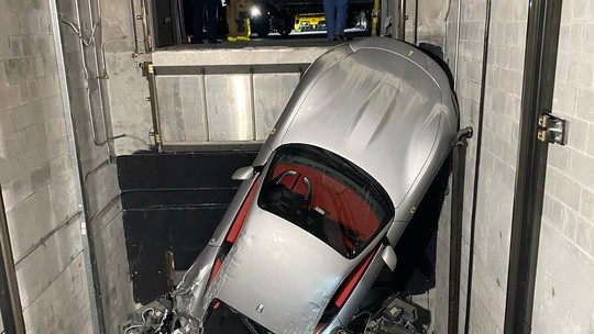 Ferrari despenca de elevador de concessionária e resgate leva quatro horas
