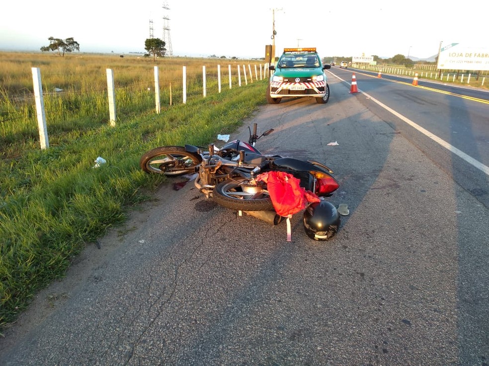 As vÃ­timas estavam na moto quando bateram de frente com o caminhÃ£o na BR-101 â€” Foto: ReproduÃ§Ã£o/Redes sociais