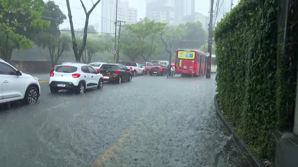 Ruas alagadas causam trânsito lento no Recife — Foto: Reprodução/TV Globo