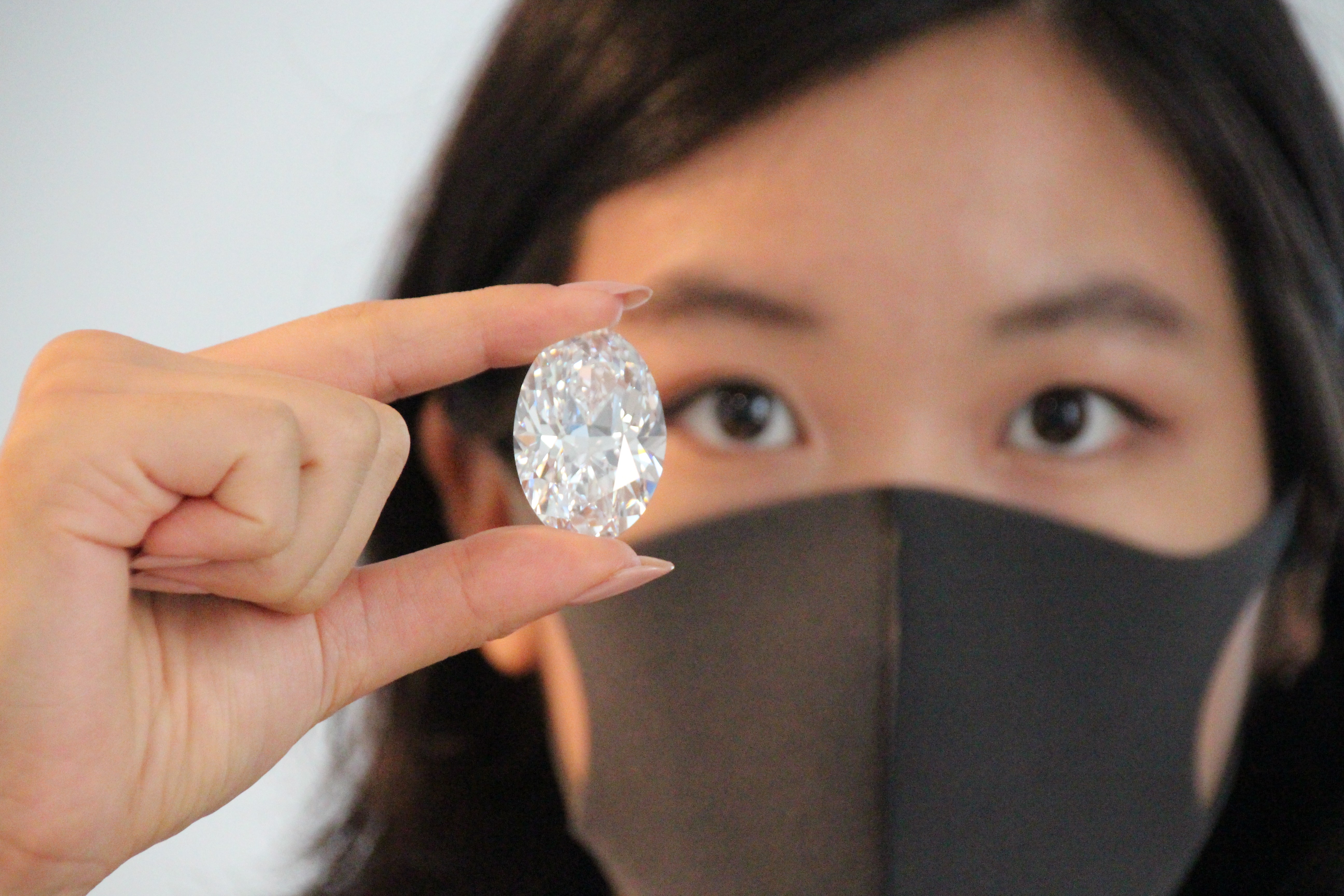 Modelo exibe o diamante raro descoberto no Canadá (Foto: Getty Images)