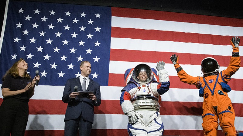 NASA divulgou imagens dos novos uniformes dos astronautas (Foto: NASA)
