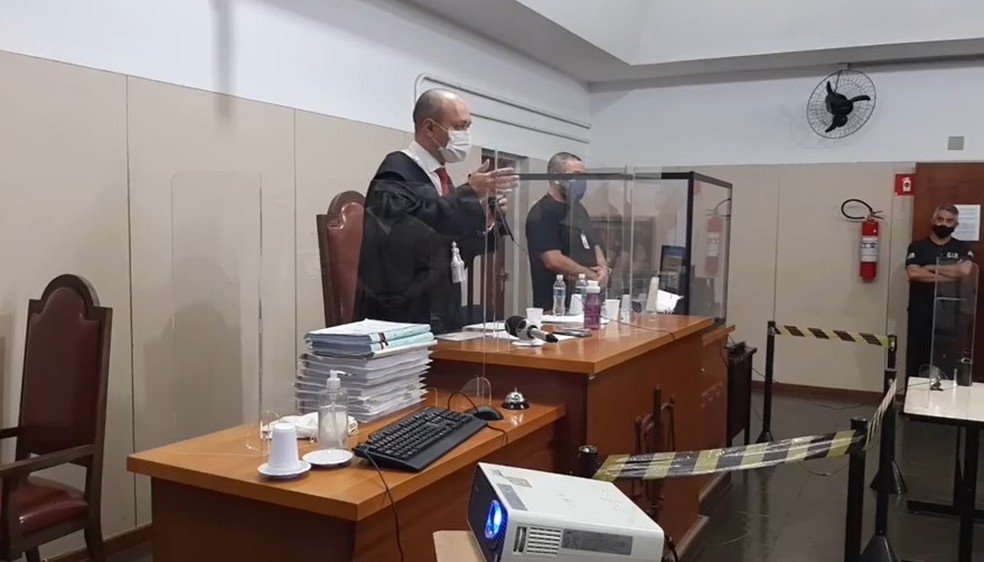Juiz Fábio José Vasconcelos durante leitura da sentença: meio cruel e premeditação — Foto: Mais Tupã/Reprodução