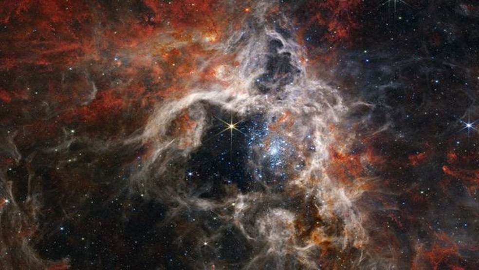 A Nebulosa da Tarântula, localizada a apenas 161 mil anos-luz da Terra, é um lugar onde nascem milhares de estrelas — Foto: NASA/ESA/CSA/STSCI/WEBB ERO PRODUCTION TEAM