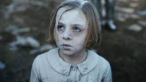 'O Bombardeio': Em cena do filme, criança coberta de poeira após ataque