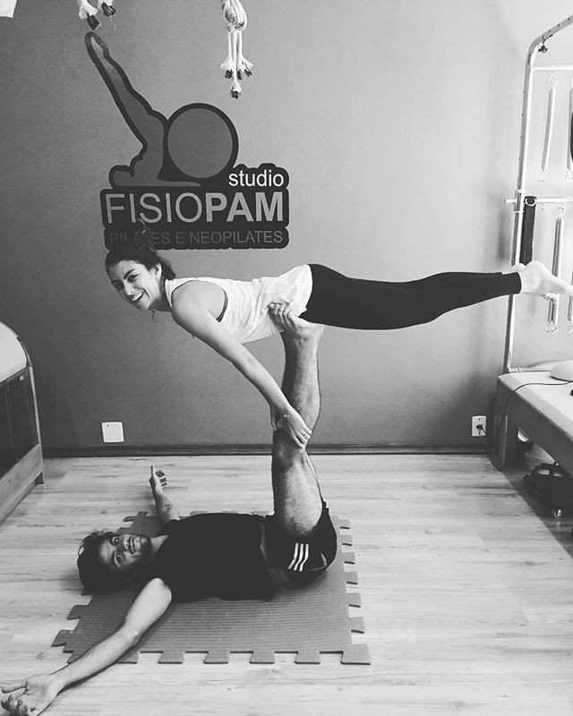 Felipe Simas e Mariana Uhlmann no treino de pilates (Foto: Reprodução/ Instagram)