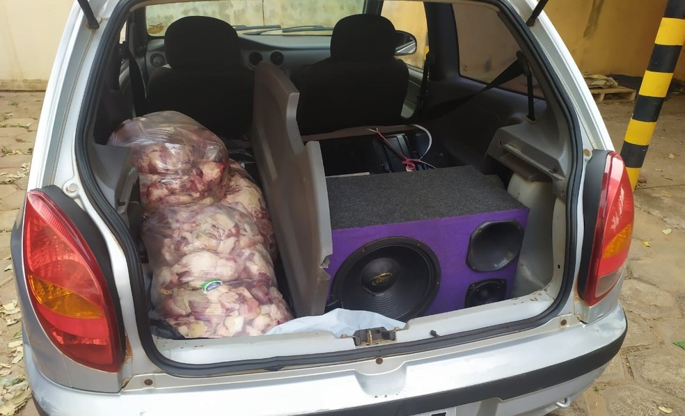 Carga de carne foi apreendida e restituída à vítima — Foto: Polícia Militar