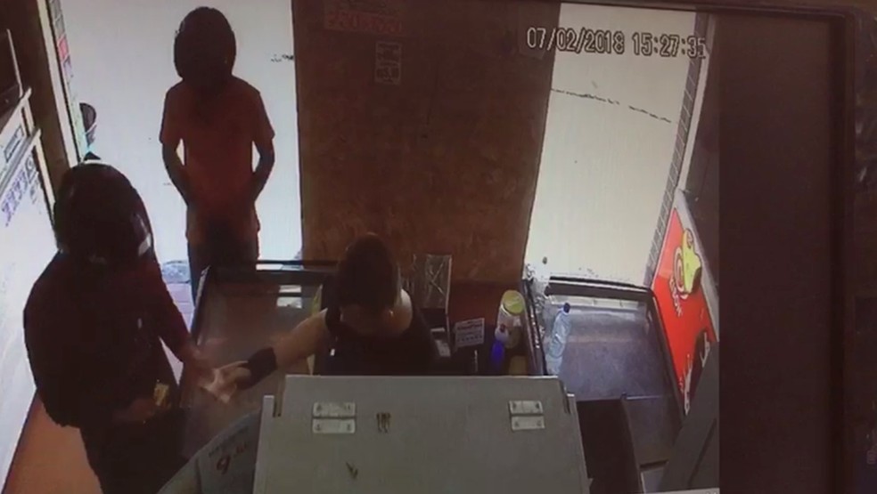 Polícia procura por homens que assaltaram mercado em Itapetininga (Foto: Reprodução/Câmeras de Monitoramento)