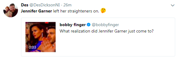 Um fã cogitando se Jennifer Garner teria acabado de lembrar que esqueceu tirar os alisadores de cabelo da tomada (Foto: Twitter)
