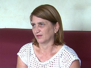 A dona de casa Joana D&#39;arc tenta há 4 anos matricular o filho autista em uma escola de ensino regular em Ribeirão Preto, SP (Foto: Valdinei Malaguti/ EPTV)