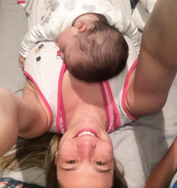 Fernanda gentil posta foto com bebê e lamenta fim da licença (Foto: Reprodução/Instagram)