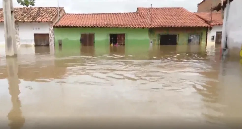 Cheia do rio Mearim alaga casas e cobre imóveis em Trizidela do Vale — Foto: Reprodução/TV Mirante