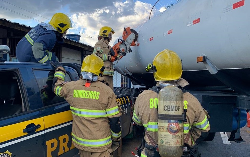 Corpo de Bombeiros do Distrito Federal serram tanque de caminhão para retirar cocaína escondida  — Foto: CBMDF/Divulgação 