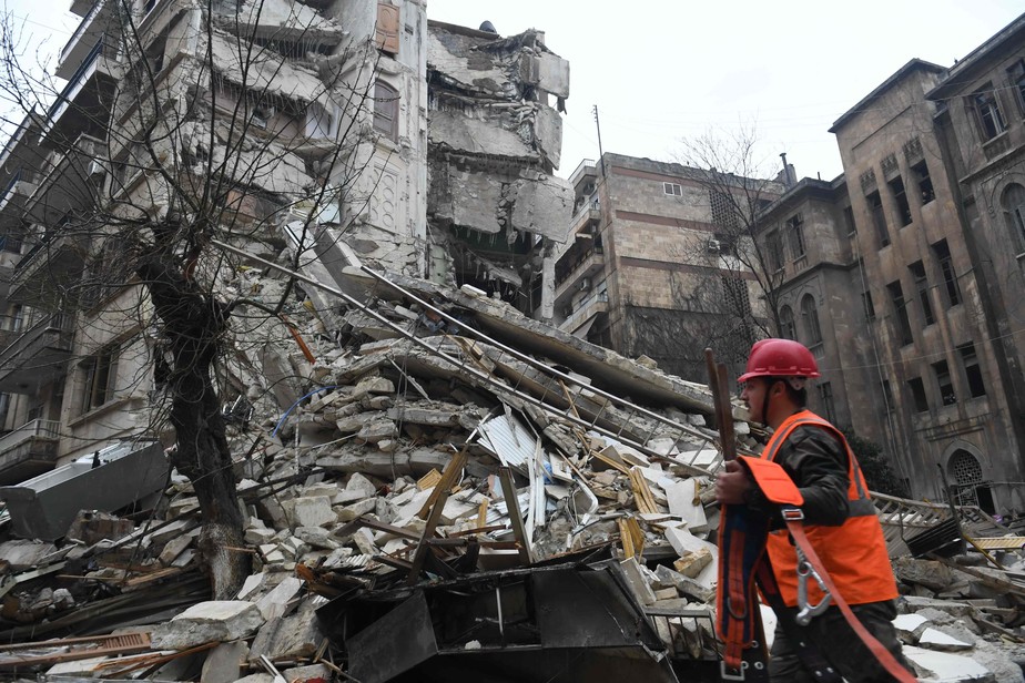 Membro da equipe de resgate após terremoto na cidade síria de Aleppo, em 6 de fevereiro de 2023