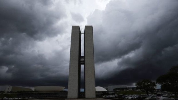 BBC: Prédios do Congresso Nacional sob nuvens pesadas em Brasília; representantes do Executivo e da Câmara dizem que revisar teto pode agravar a crise (Foto: FABIO RODRIGUES POZZEBOM/AGÊNCIA BRASIL VIA BBC)