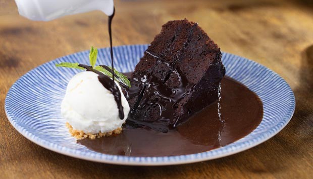 Receita: bolo de chocolate para comer com sorvete  (Foto: FOTOS DIEGO SANCHEZ / DIVULGAÇÃO)