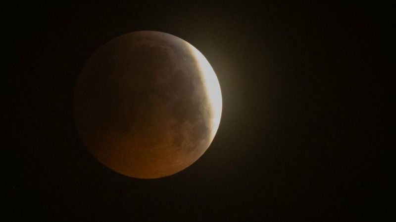 Eclipse lunar poderá ser visto de todos os Estados do Brasil na noite de domingo (Foto: PA Media via BBC News)