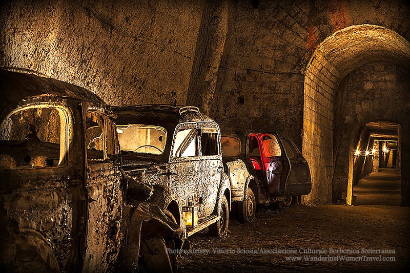Carros da época da Segunda Guerra Mundial foram abandonados nos túneis (Foto: Divulgação/Associazione Culturale Borbonica Sotterranea)