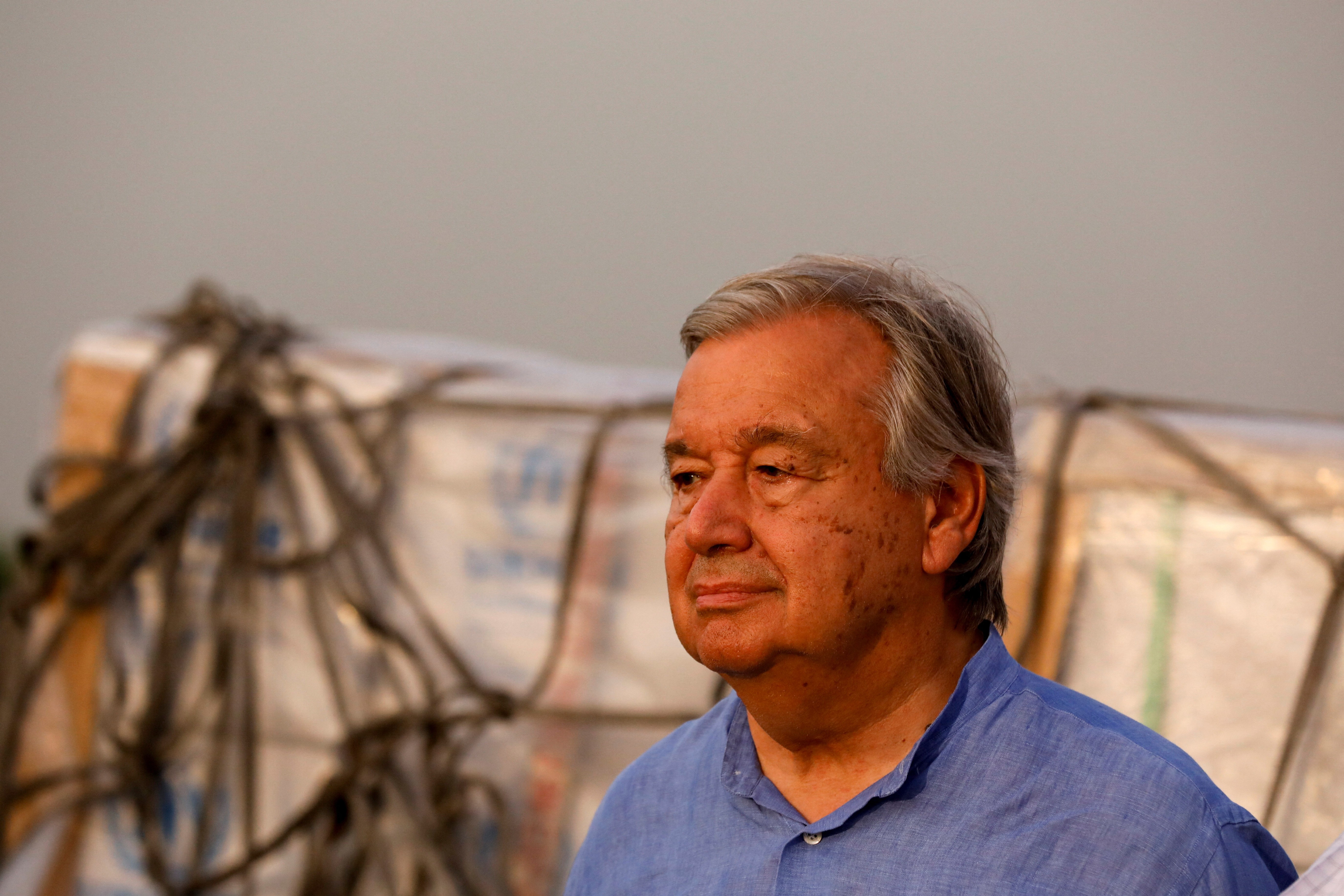 Secretário-geral da ONU, António Guterres, com doações humanitárias ao fundo, durante entrevista coletiva em meio a visita a áreas atingidas por enchentes em Karachi, no Paquistão (Foto: REUTERS/Akhtar Soomro)