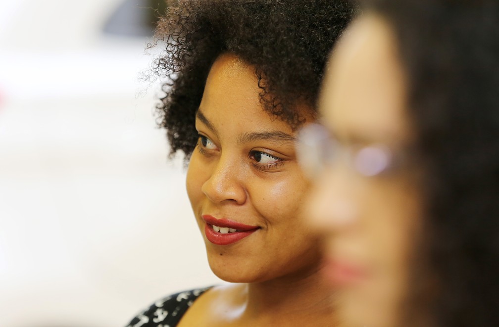 Ediléa Pereira do Carmo está grávida de quatro meses e sustenta a casa onde vive com a família, na Vila das Torres — Foto: Giuliano 