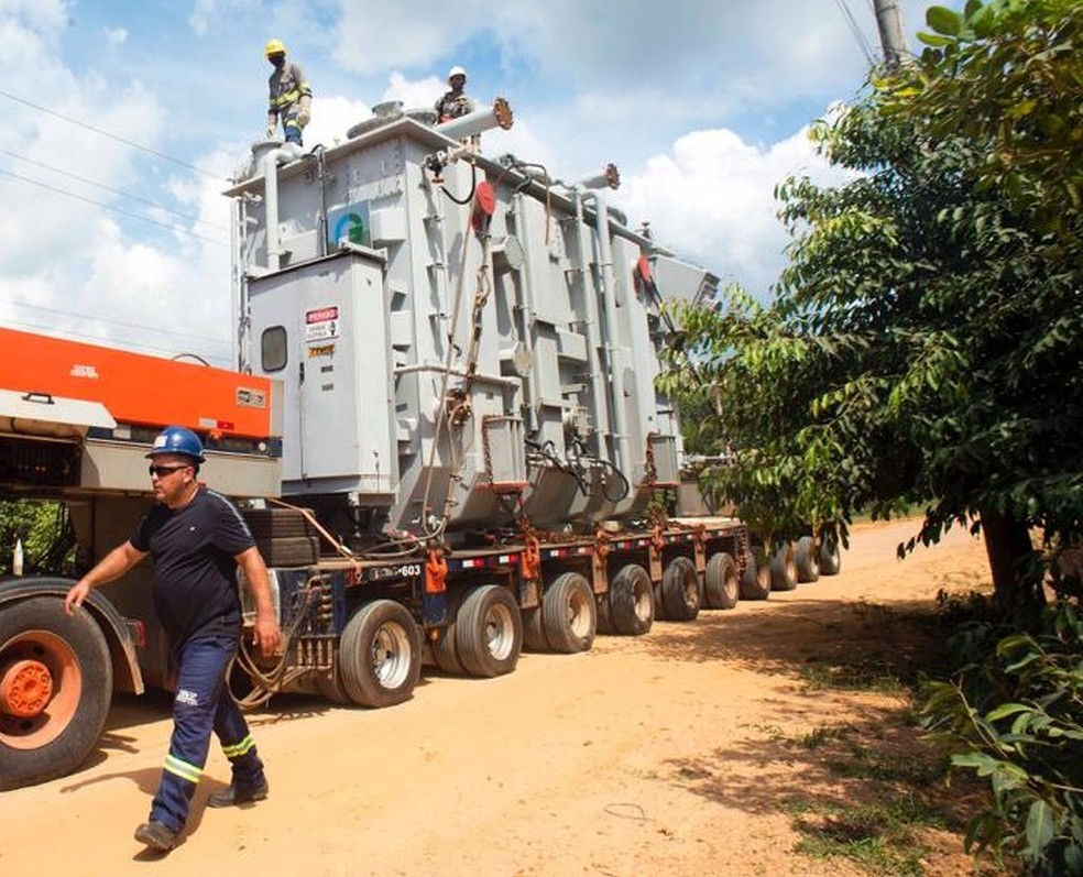 Transformador para solução definitiva começou a ser transportado para Macapá — Foto: Emiliano Capozoli/Gemini 