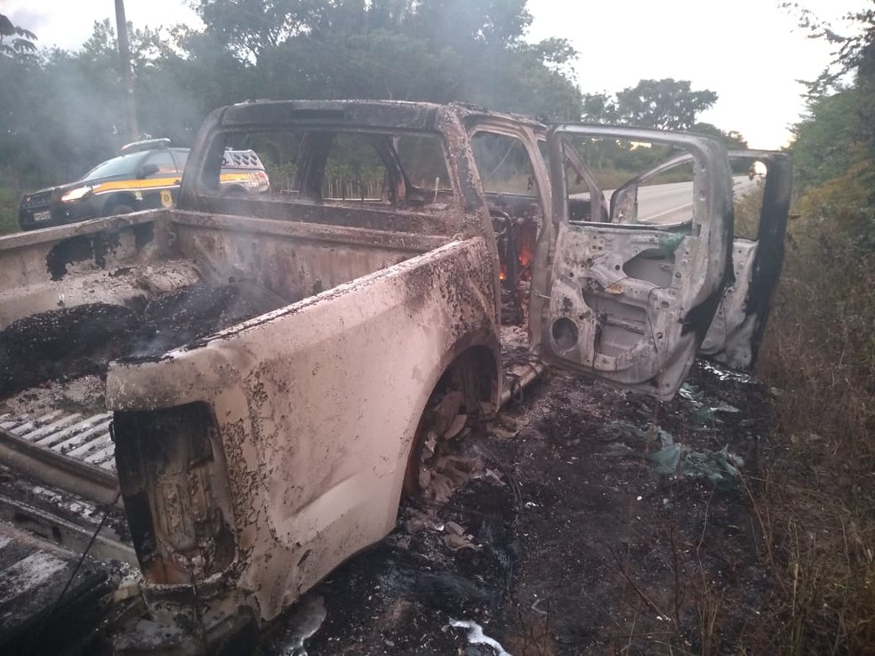 Policiais rodoviÃ¡rios acreditam que um problema elÃ©trico pode ter sido a causa do incÃªndio na caminhonete â Foto: DivulgaÃ§Ã£o/PolÃ­cia RodoviÃ¡ria Federal