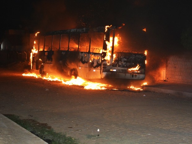 Em Mossoró, um ônibus foi destruído pelas chamas no bairro Santa Delmira (Foto: Alcivan Vilar/Fim da Linha)