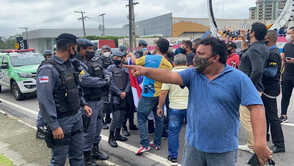 Policiais fazem uma barreira para evitar a chegada dos manifestantes ao prédio da Assembleia Legislativa — Foto: Patrick Marques/G1