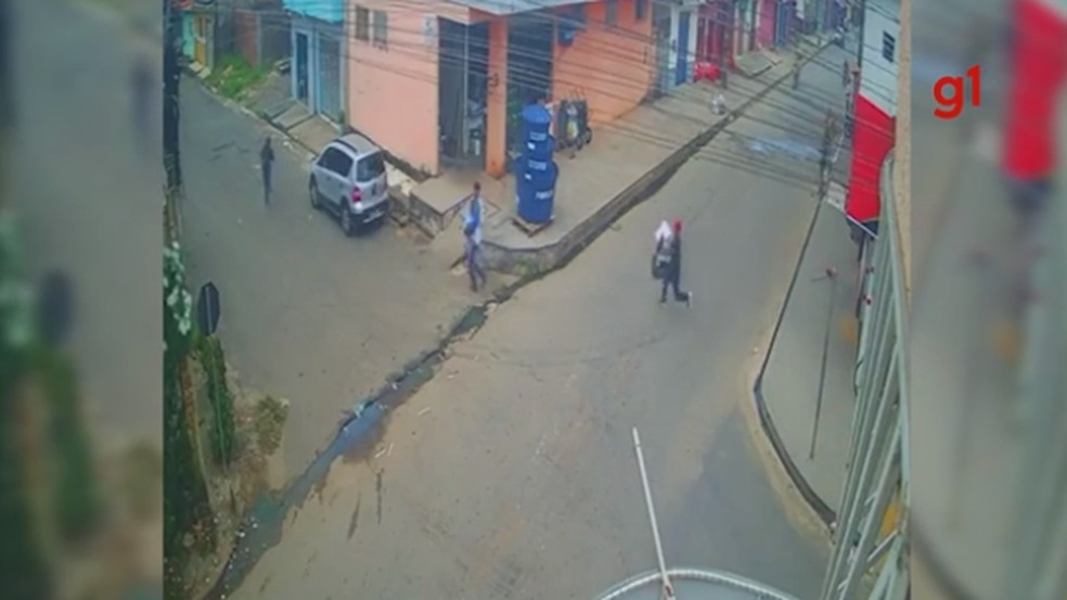 Câmeras de segurança do local registraram toda a ação dos suspeitos — Foto: Reprodução