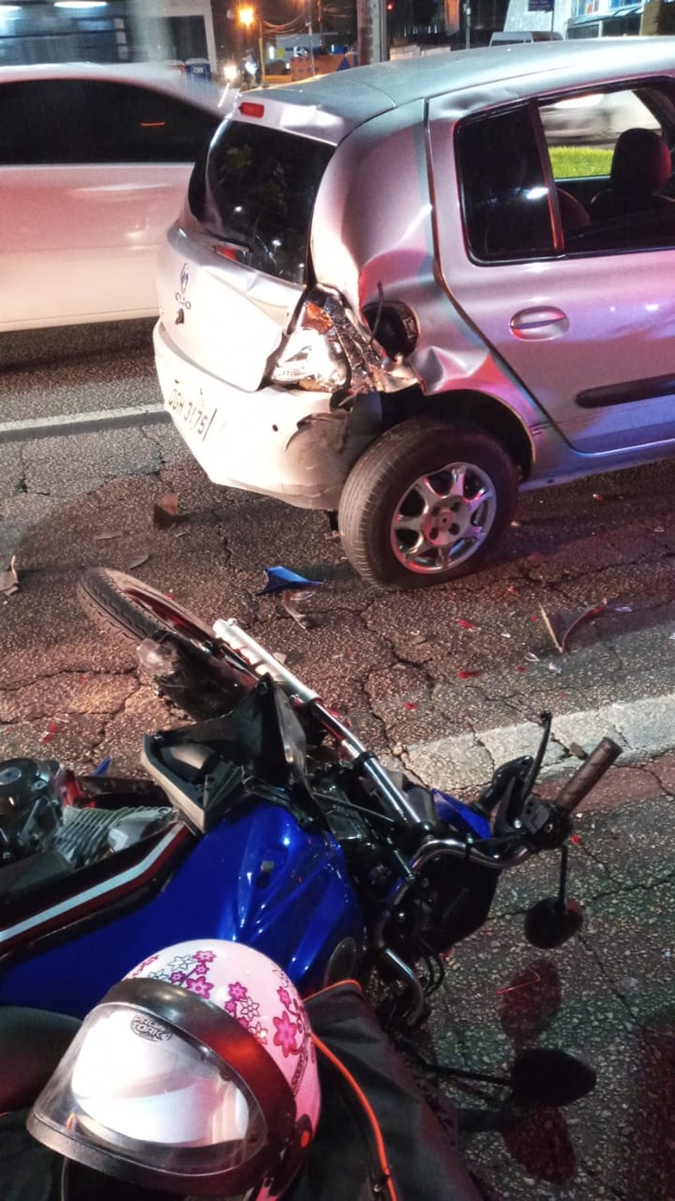 Imagem mostra moto caída e marca da colisão em carro, após batida na avenida Roberto Freire, em Natal. — Foto: Cedida