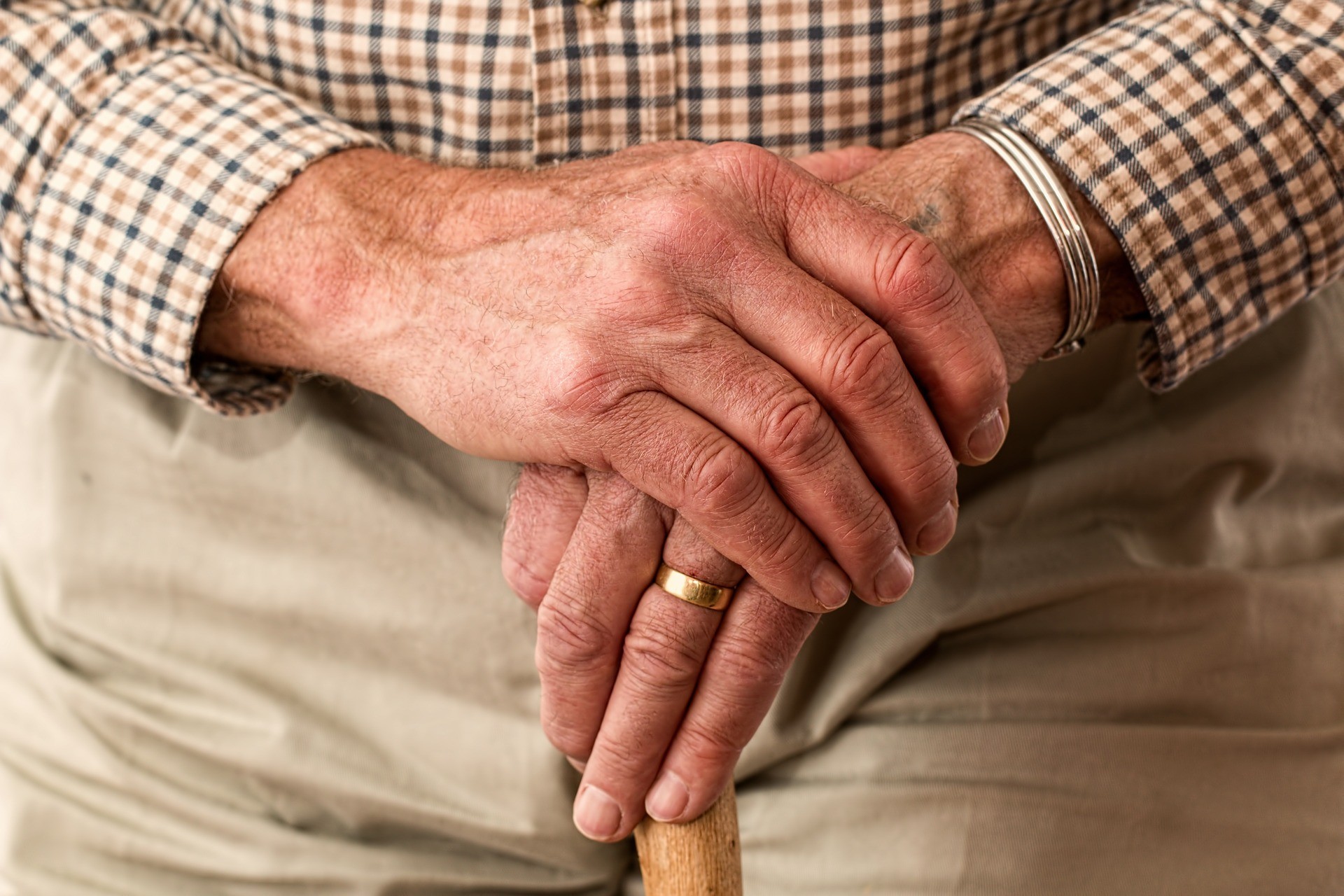 Parkinson: pacientes desconhecem técnicas para andar com mais segurança