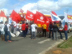 Manifestantes bloqueiam trânsito na avenida Beira-Mar, em São Luís (MA) (Foto: Danilo Quixaba)