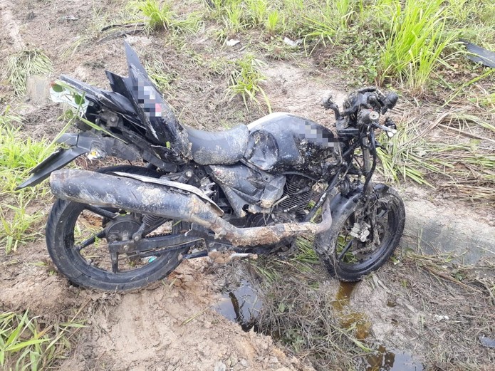 Caminhão passou por cima da moto que era conduzida pelo homem que morreu no acidente na BR-101, em Goiana — Foto: Polícia Rodoviária Federal/Divulgação