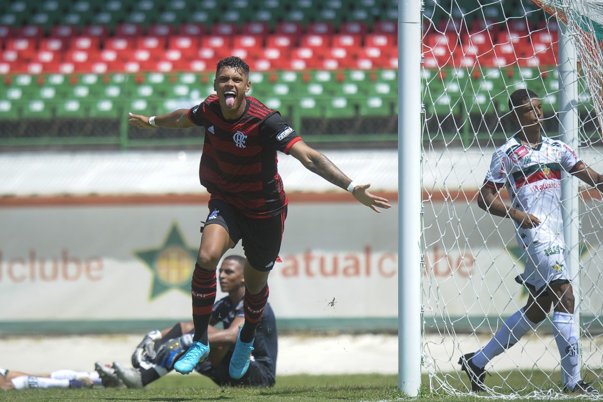 Matheusão sai do banco e marca dois em virada na estreia do Flamengo no Carioca Sub-20