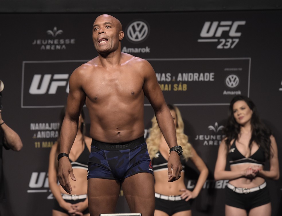 Anderson Silva, pesagem UFC Rio 10 — Foto: André Durão