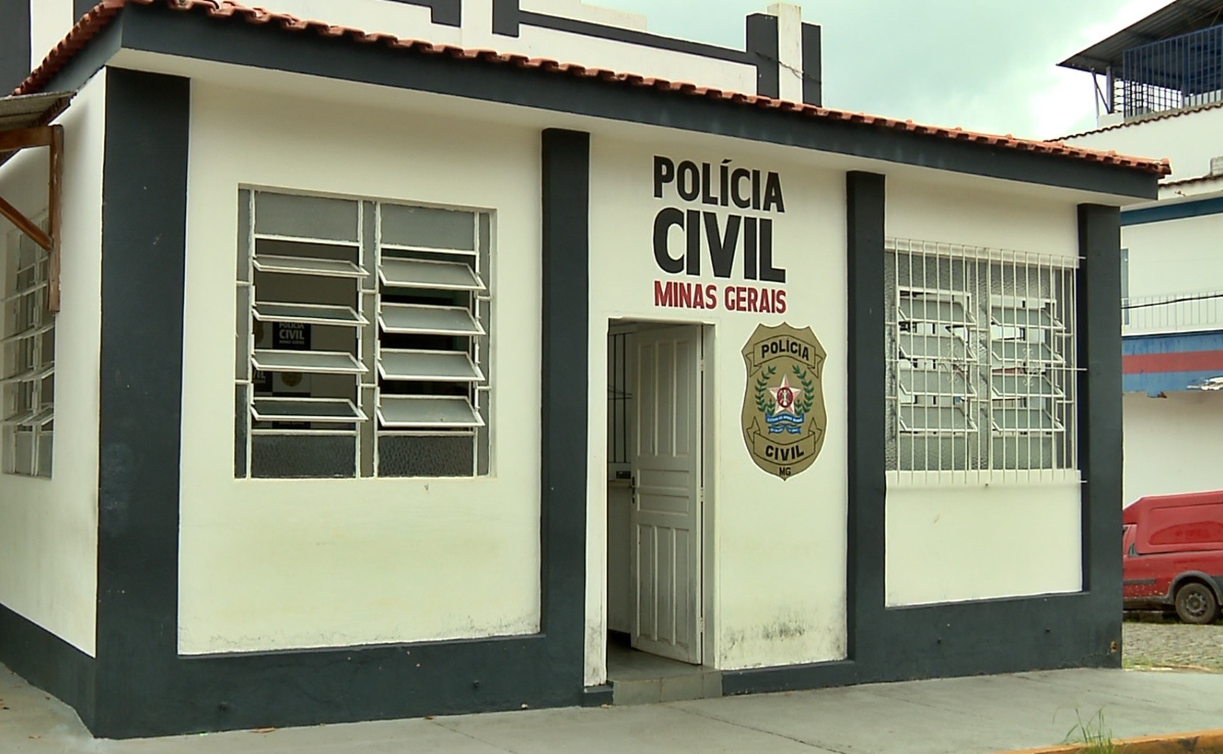 Mulher que levou nove facadas do ex em Cambuquira segue internada; polícia busca suspeito