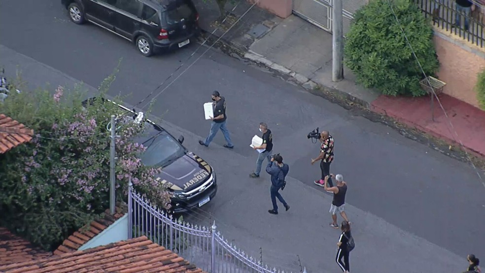 Caixas foram retiradas da casa da falsa enfermeira — Foto: Reprodução/TV Globo