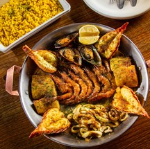 No Coco Bambu, o prato Rede de Pescador é feito com um mix de lagosta, camarão, mexilhões, peixe e lula grelhados com molho provençal e sai acompanhado de arroz de açafrão. R$ 255, para duas pessoas, e R$ 410, para quatro pessoas. Reservas pelo link https://usetag.me/cocobambuniteroi — Foto: Divulgação