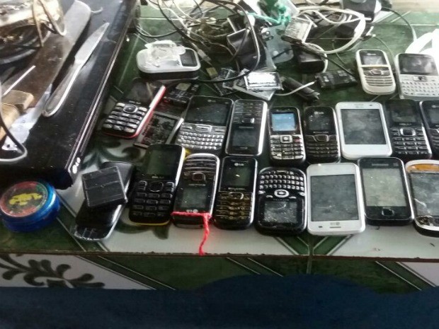 Ao todo, 20 celulares foram apreendidos (Foto: Divulgação/Polícia Militar)