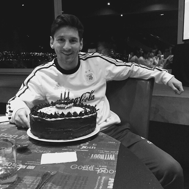Messi ganhou bolo de aniversário do chef do hotel onde a Seleção