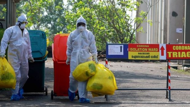 Funcionários de hospital usando equipamento de proteção na Índia; no mundo, novo coronavírus infectou mais de 83 mil pessoas (Foto: Getty Images via BBC)