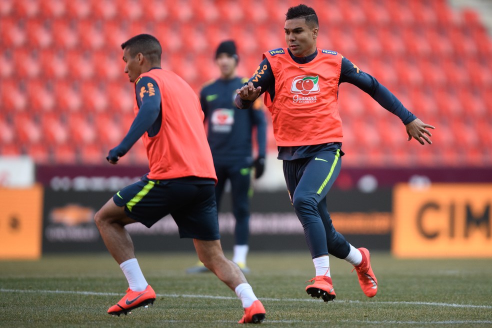 Allan e Casemiro em ação no treino da seleção brasileira em Praga — Foto: Pedro Martins / MoWA Press