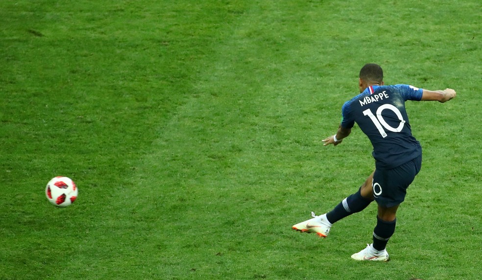 Mbappé faz o quarto gol da França contra a Croácia (Foto: REUTERS/Michael Dalder)