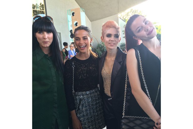 Centre left actress Alicia Vikander and centre right musician Grimes with friends (Foto: SUZY MENKES INSTAGRAM)