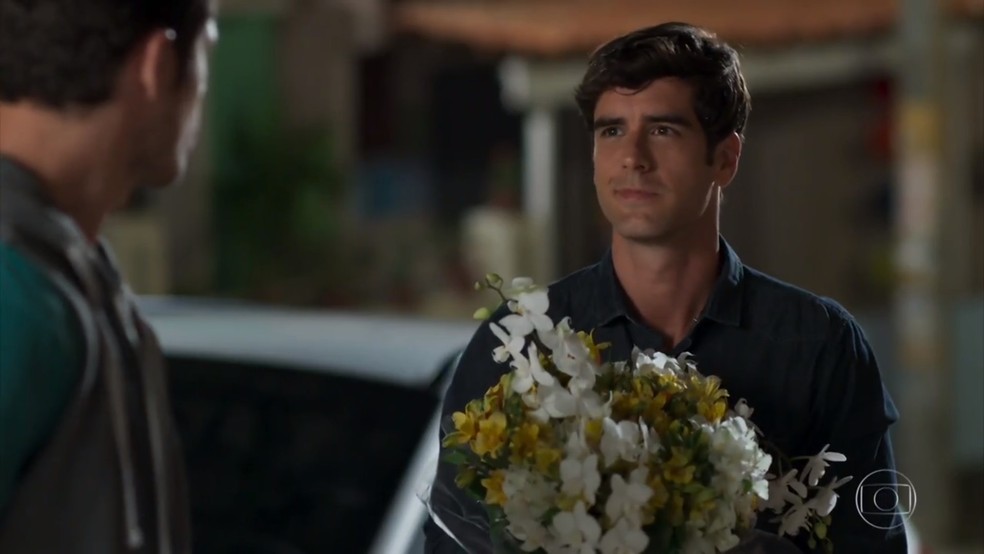 Felipe (Marcos Pitombo) leva flores para Shirlei (Sabrina Petraglia e frustra Adônis (José Loreto) - 'Haja Coração' — Foto: Globo
