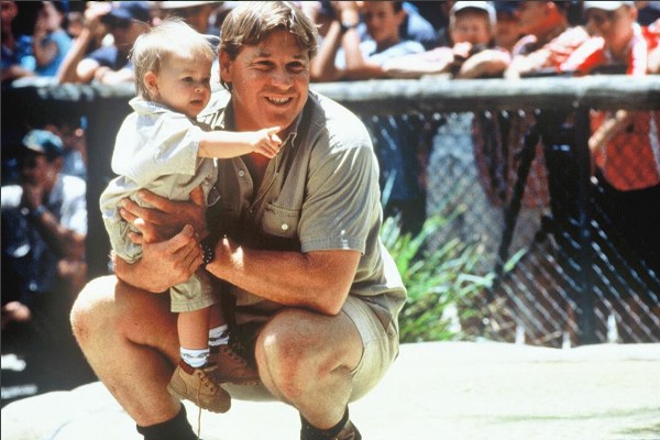 Steve Irwin com a filha no colo (Foto: Instagram)