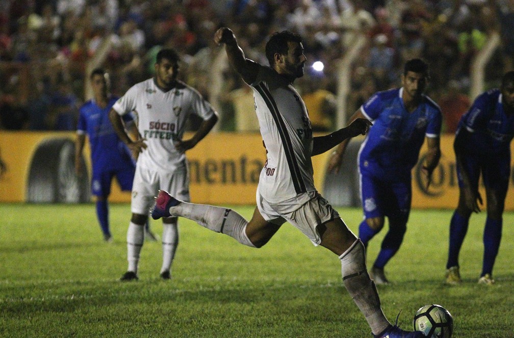 Henrique Dourado em cobran�a de p�nalti pelo Fluminense  � Foto: Nelson Perez / Divulga��o