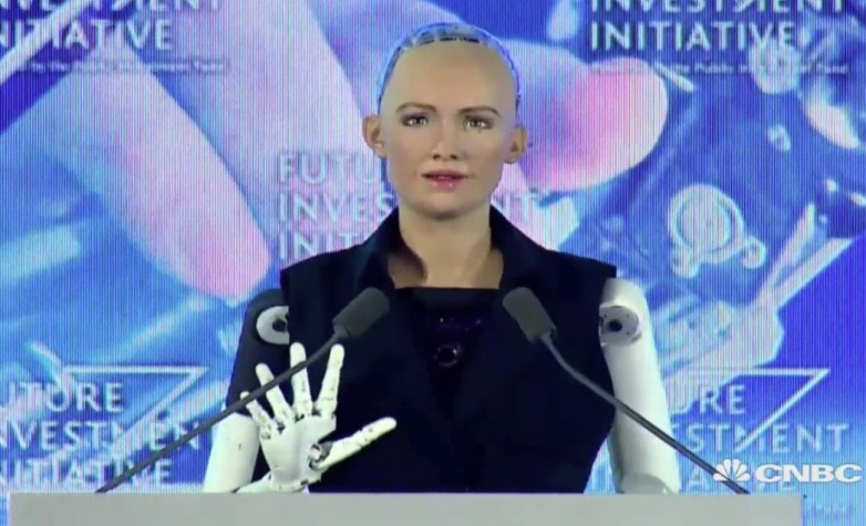 A robô Sophia durante o evento em que soube de sua cidadania  (Foto: Reprodução/Youtube)