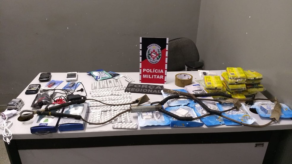 Suspeito estava com remédios, celulares, carregadores e outros objetos que seriam arremessados para detentos em presídios — Foto: Divulgação/PMPB